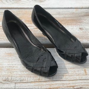Black Clark low heel. Peep toe.